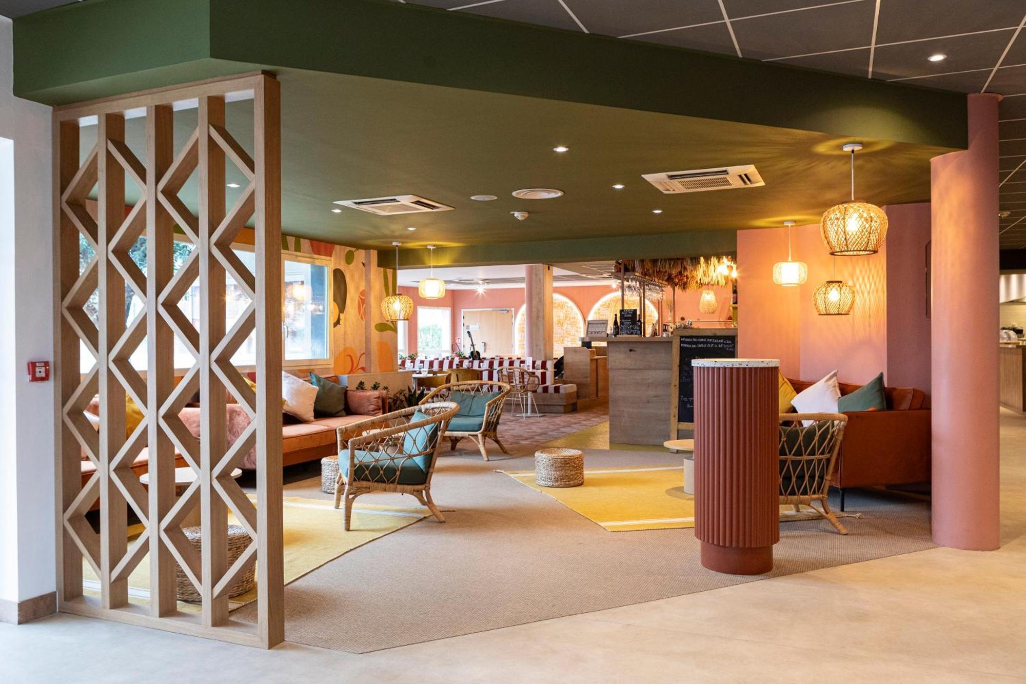 Hotel Ibis Istres Trigance Exterior foto