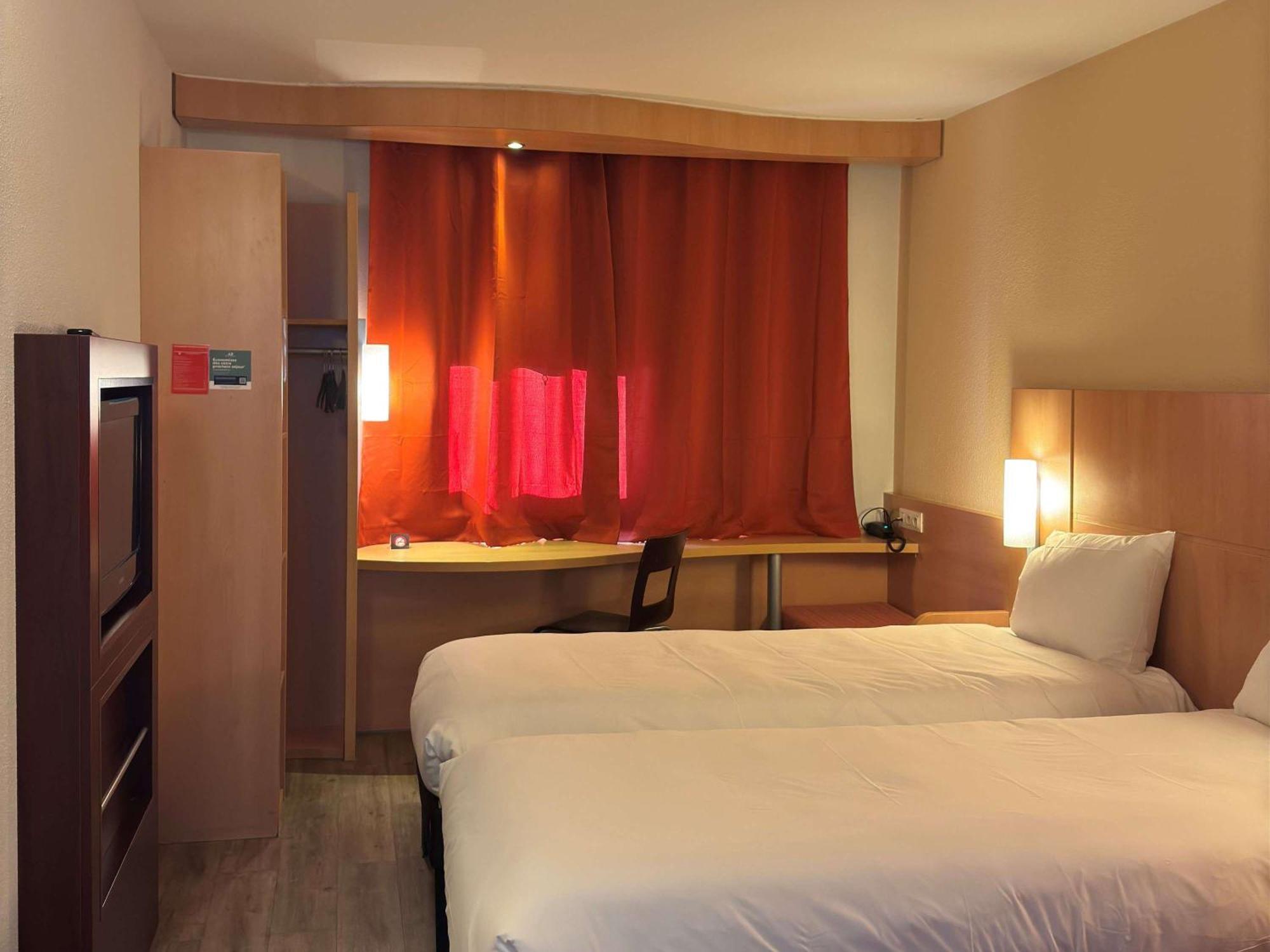 Hotel Ibis Istres Trigance Exterior foto