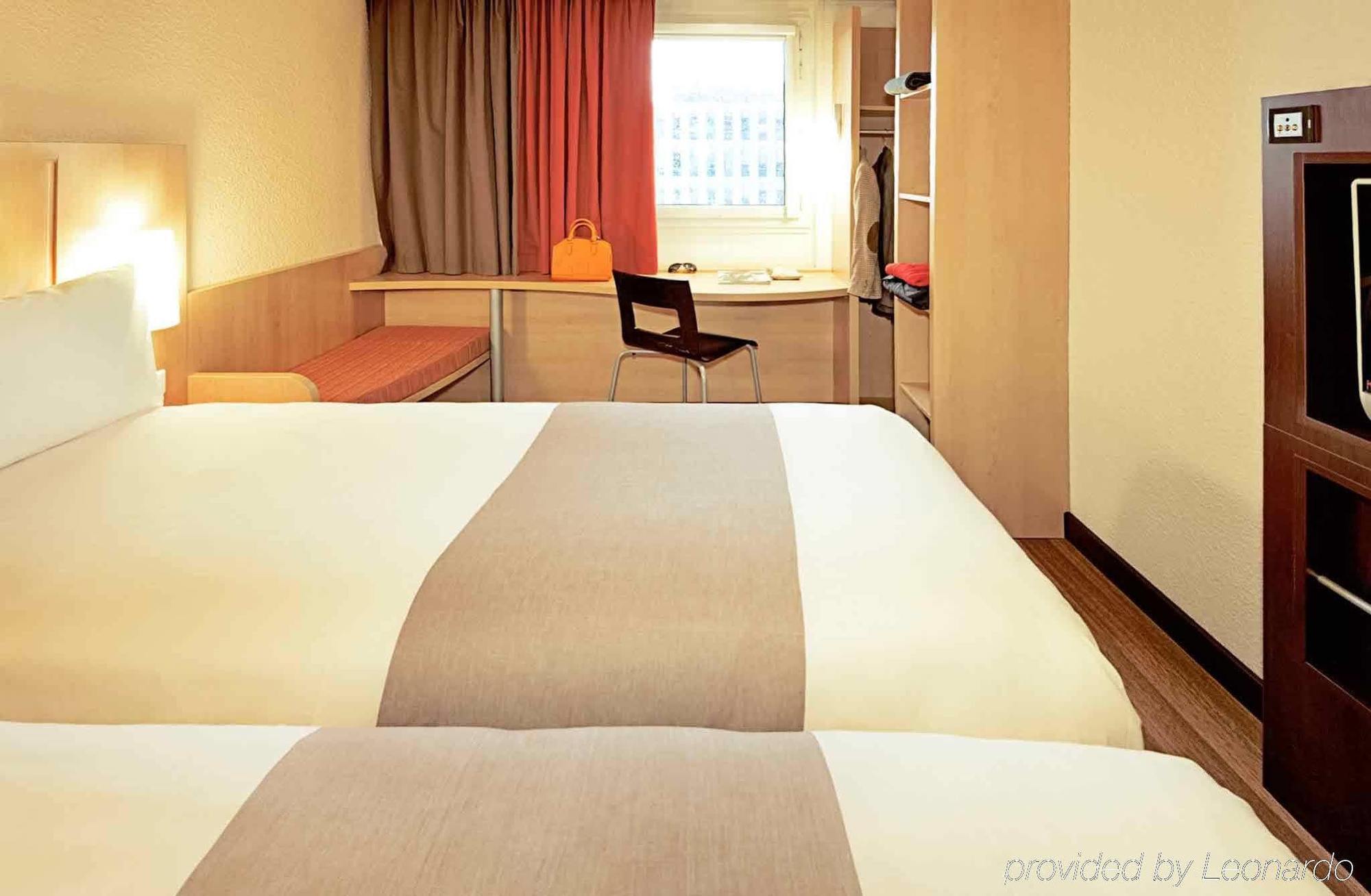 Hotel Ibis Istres Trigance Exterior foto