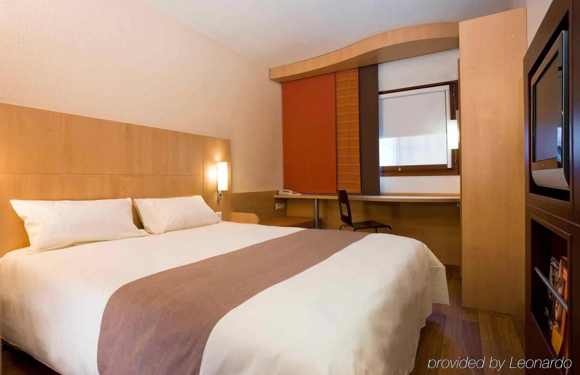 Hotel Ibis Istres Trigance Exterior foto